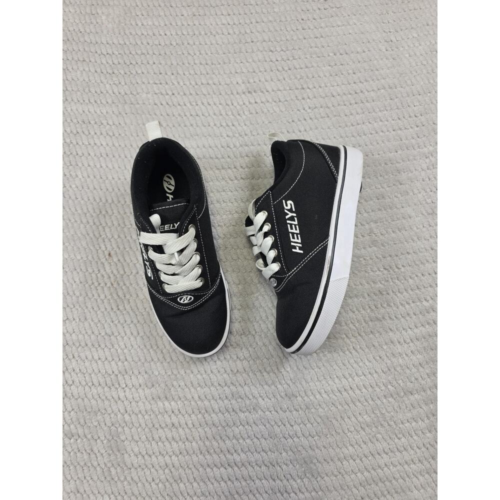 Heelys Kids Size 2 Black Sneaker With Wheel Heels